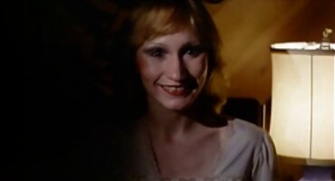 Bradati muškarac drži hrvatske porno stranice svoju djevojku za struk i stavlja uzbuđen kurac