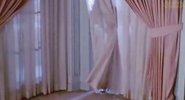 Djevojka u tamnom sundress porno hrvatski dobiva od agenta internet na intervjuu