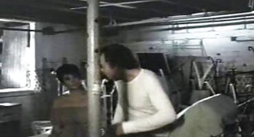 Djevojka porno hrvatski film s kovrčavom kosom i čarape otvorene noge