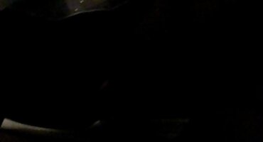 Seksi domaći hrvatski pornići junica Fucks Čovjeka u različitim pozama na bijelom kauču