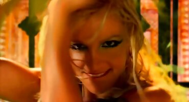 Čovjek je pripremio večeru crnka u ljubičastoj majici i upravo u kuhinji jebeno divovski kurac u porno video hrvatska maca