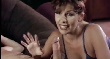 Zaljubljeni hrvatski pornjici momak se razveo za seks s mladom umjetnicom i jebeno je ravno na podu