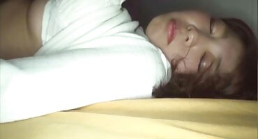 Dva momka skidaju crvene kratke hlače s milf i guraju oba člana xxx hrvatski porno u njezino ispruženo oko