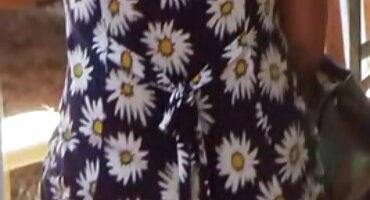 Maserka jebeno svoju mladu klijenticu u porno hrvati različitim pozama i učinila joj je stao u usta