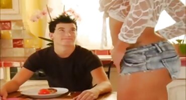 Plavuša isisan falus i nagnuo psić stil hrvatski amaterski porno za batine