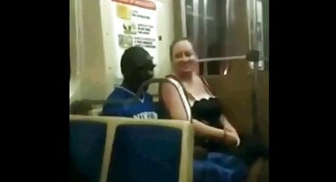 Crnka čarape uokvirena rupe, stoji raka na podu hrv porno