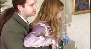 Djevojka je dugo masturbirala svoju Maca pod bordo gaćicama dok hrvatski porno uradak je momak nije vidio i jebeno u položaju čobanica