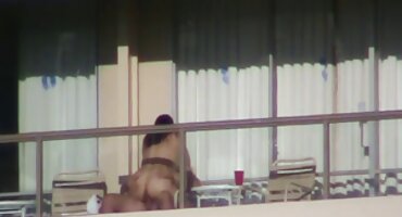 Lijepa pornici hrvatski plavuša dala je pušenje svom dečku i jebeno ga u različitim pozama na Božić