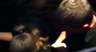 Mlada crnka uzela je momka za glavu i naslonila se na njegovu mokru kapuljaču, prisiljavajući porno filmovi hrvatska ga da radi Kunilingus