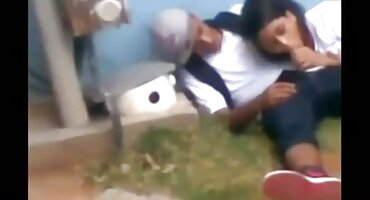 Momak uzbuđuje hrv porno pilence Maca Jede i stavlja kurac u njezinu vrelu vaginu