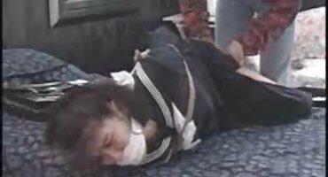 Prekrasna plavuša sjela je na koljena, hrvatski pornici da duboko grlo čvrst muški penis