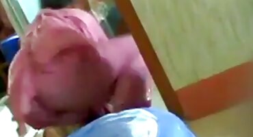 Teen pomaže kćeri milovati ogroman kurac svog hrvatski amaterski pornici dečka u kuhinji