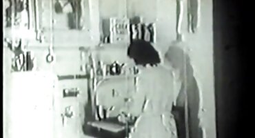 Napaljeni crnka proširila na seks mladog momka, pokazujući porno film hrvatski mu Sise u crvenom dekoltea