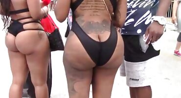 Djevojka je potresla porno hrvati golu magarca pred muškarcem i strastveno jebeno