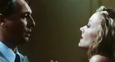 Maserka kroz rupu u stolu Fingering hrvatski amaterski pornici klijentu gladak kurac