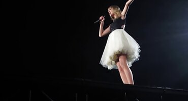 Dva crnca zabavljaju hrvatska porno stranica plavuša s velikim članovima