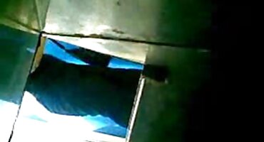 Mama u prugastom ogrtaču hrvatski pornić liže studentice na pokrivaču u vrtu