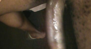 Šireći duge noge striptizeta, klijent ju je prisilio da sisa njegov dugi kurac porno hrvatska