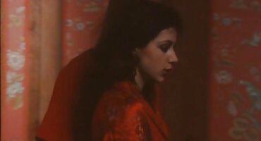 Muškarac u odijelu koji leži na boku fucks mršavu školsku erotske price iz hrvatske djevojku