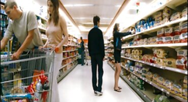 Crnac porno hrvati liže dlakave maca prijatelja i mazi joj penetration