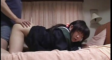 Očuh je prišao pokćerki i dobio hrvatski porno filmovi dopuštenje da se ševe