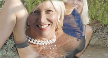 Momak u zelenoj majici amaterski hrvatski pornići i trapericama lizao je djevojčinu nogu i jebeno na staklenom stoliću u vagini