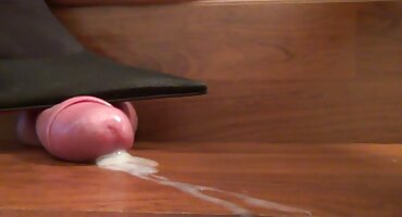 Crnka u različitim pozama hrvatski porno xxx jebanje s muškarcem u kuhinji