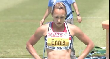 Lijepa crnka sranje kurac svog hrvatski porno filmovi radnika i fucks ga u različitim pozama