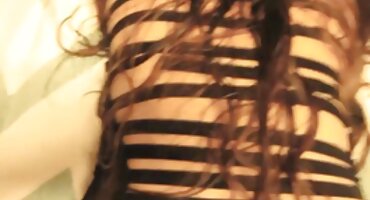 Medicinska sestra uzima vrući kurac u usta, a momak dolazi hrvatski porno u sebe