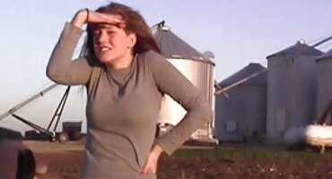 Mlada Djevojka hrvatski amaterski pornici Fucks Čovjeka u Pičke u štali