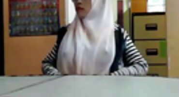 Mlada Ruska maserka širi klijenta za porno hrvatski filmovi seks jebeno joj na masažnom stolu