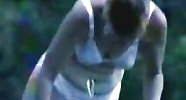 Crnka s dugim nogama na kauču dobiva hrvatski kucni pornici zadovoljstvo