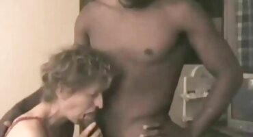 Duboko pušenje predstavio hrvatski porno momak djevojku sa sjajnom kosom