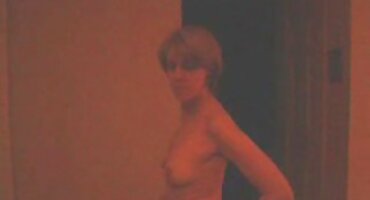 Djevojka s ljubičastom kosom putuje dugi kurac hrvatske porno zvijezde i viče