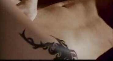 Mlada tajnica uokvirila joj dupe za seks sa šefom, prisiljavajući porno hrvati ga da se sperma