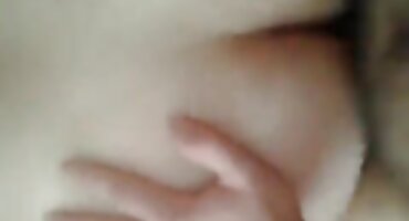 Momak je vidio susjeda u duši porno hrvatska golu, zgužvao joj viseće sise i jebeno u čupavom