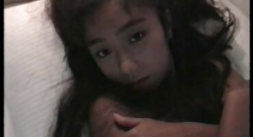 Prsata stoji na podu na koljenima hrvatski pornić i pohlepno guta debeli kurac